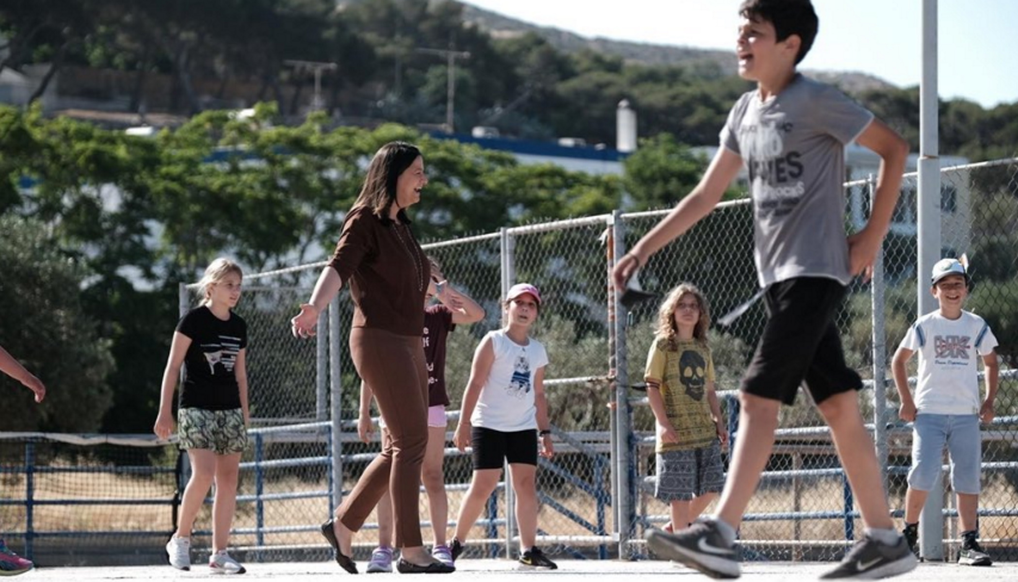 Η Κεραμέως στη Σύρο: Φωτογραφίες, παιχνίδια και χαμόγελα με μικρούς μαθητές – «Μήλα» στο προαύλιο