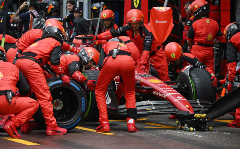 Έξαλλος ο Σαρλ Λεκλέρκ - Χτύπησε το τιμόνι του με το λάθος της Ferrari σε pit stop στο Μονακό
