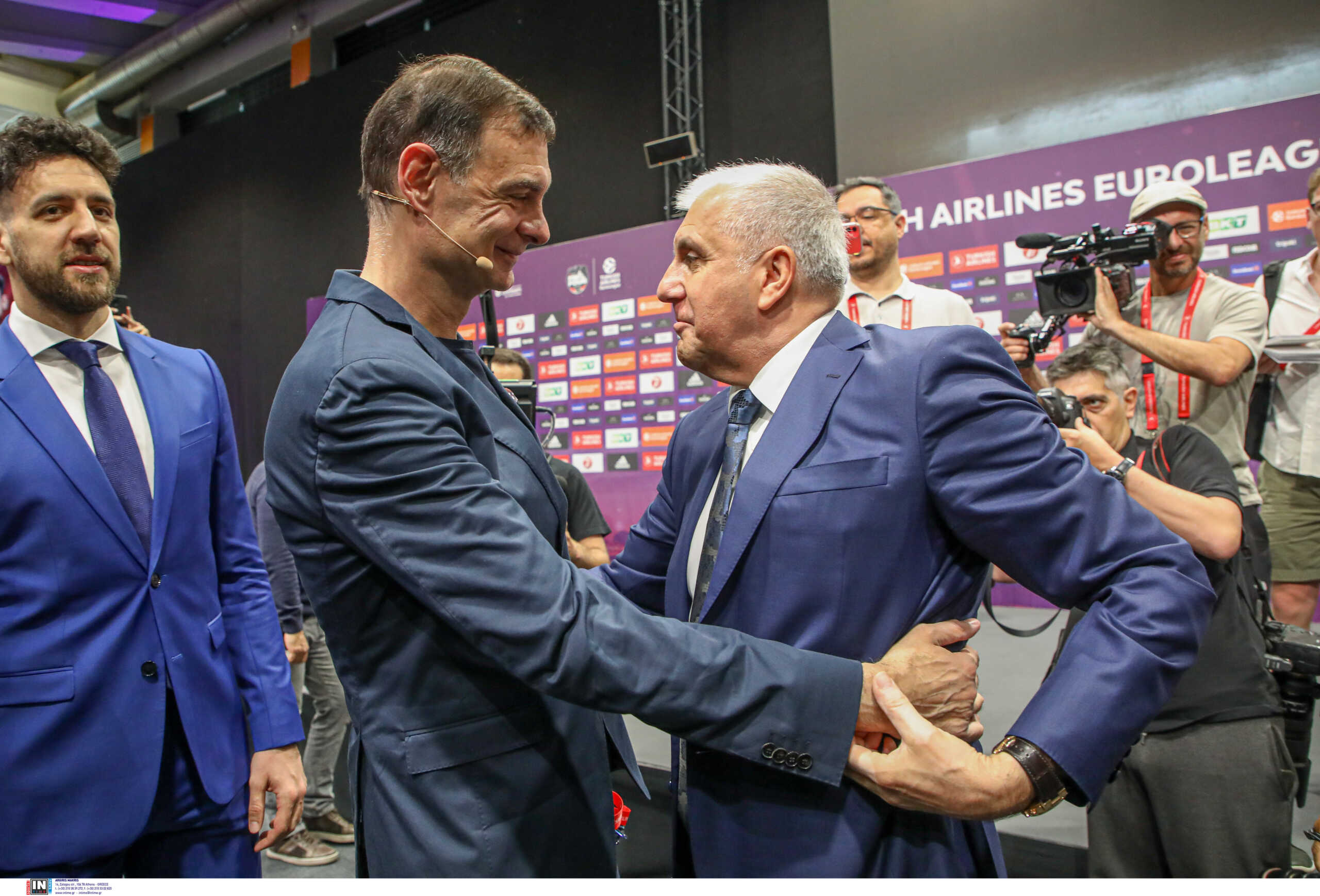 Final Four 2022: Η αγκαλιά του Ομπράντοβιτς με τον Μπαρτζώκα – Υποκλίθηκε ο Γιασικεβίτσιους στον Σέρβο κόουτς