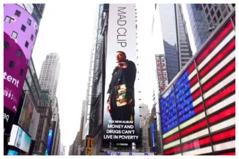Mad Clip: Σε billboard στην Times Square για το «Money And Drugs Can’t Live In Poverty»