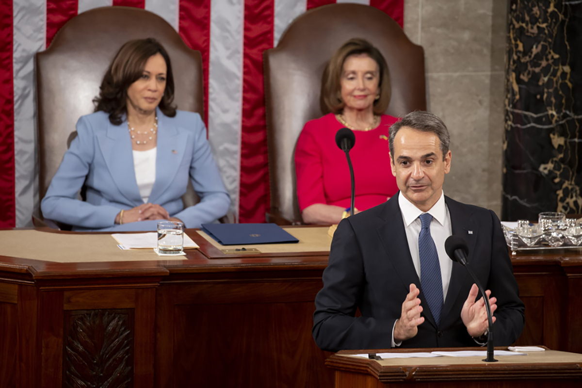 epa09953087 Prime Minister of Greece Kyriakos Mitsotakis (Front) delivers an address in front of US Vice President Kamala Harris (L) and US Speaker of the House Nancy Pelosi (Back) during a joint meeting of the United States Senate and House of Representatives, in the House chamber on Capitol Hill in Washington, DC, USA, 17 May 2022. Mitsotakis reiterated the commitment of Greece to United States efforts to support Ukraine during the ongoing Russian invasion.  EPA