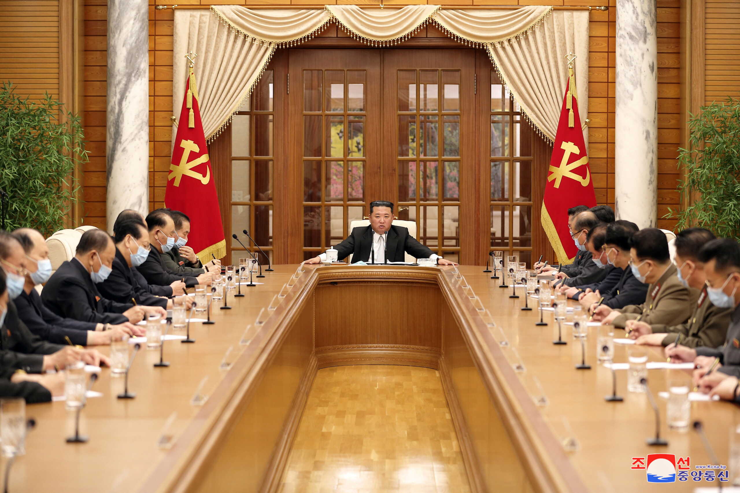 Βόρεια Κορέα: Έβαλε μάσκα ο Κιμ Γιονγκ Ουν μετά την ανακοίνωση των πρώτων κρουσμάτων κορονοϊού – Ανεμβολίαστος όλος ο πληθυσμός