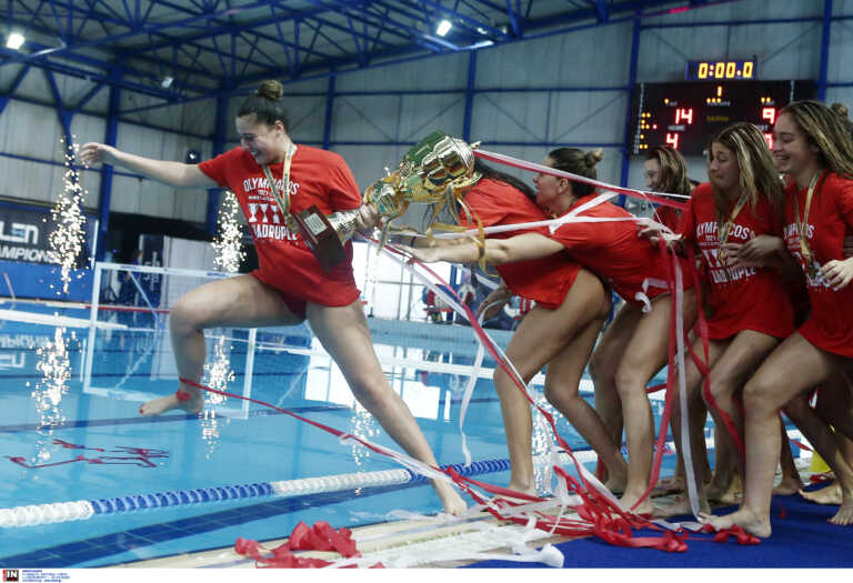 Ολυμπιακός: Η απονομή του τροπαίου και η βουτιά των κοριτσιών στην πισίνα