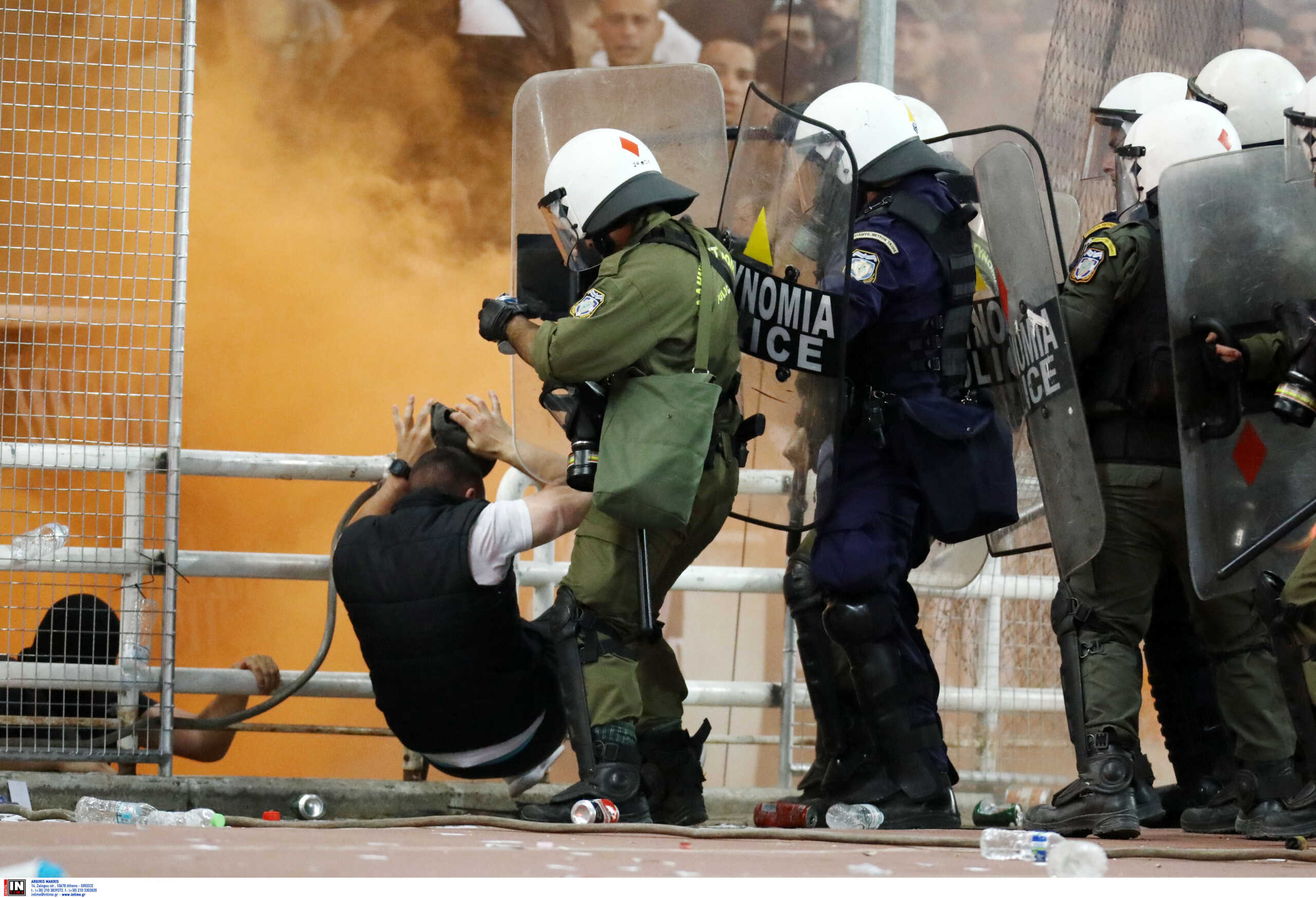 Παναθηναϊκός – ΠΑΟΚ: Εισβολή οπαδών στο ταρτάν του ΟΑΚΑ και ξύλο με την αστυνομία