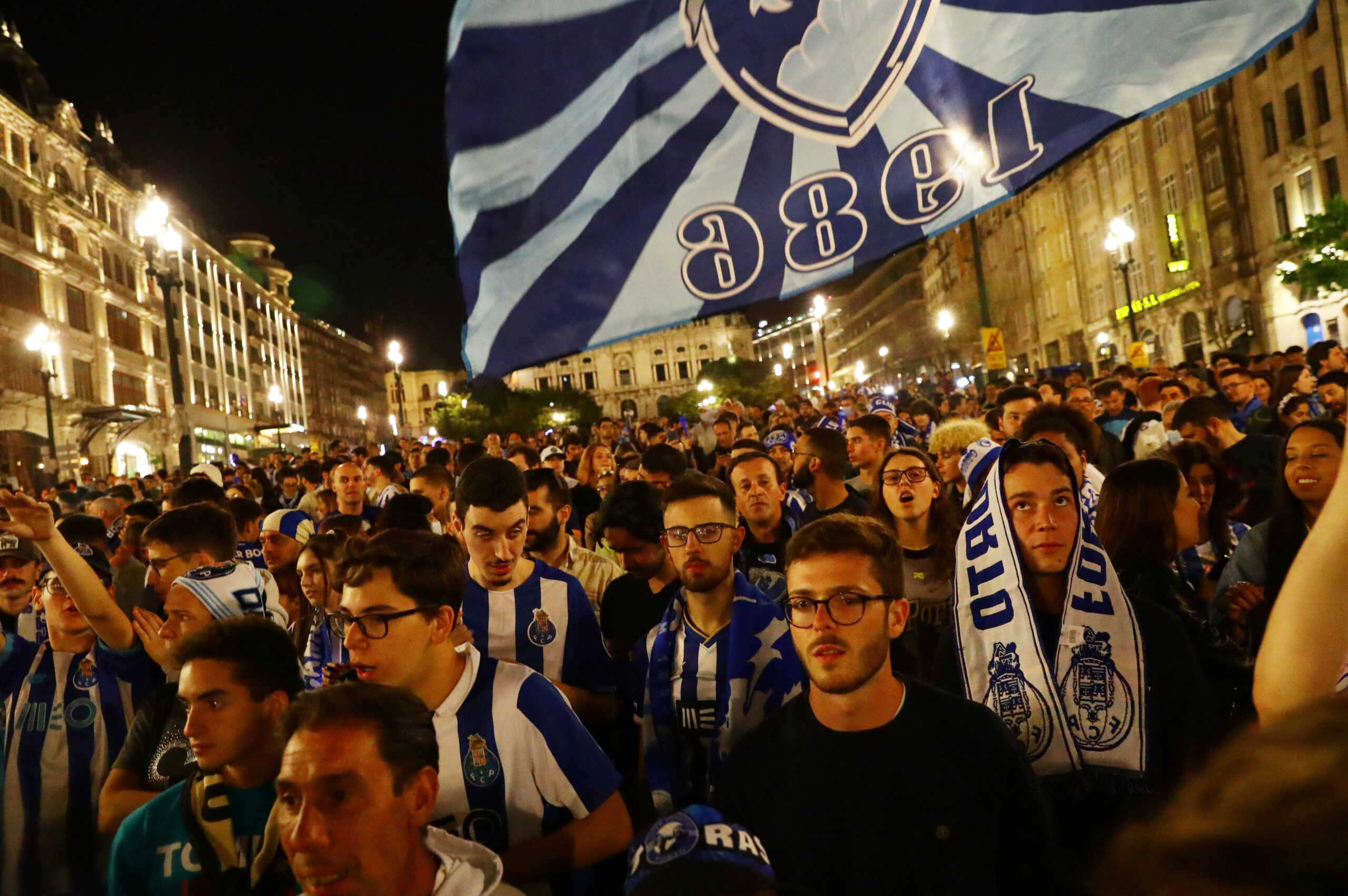 Soccer Football - FC Porto fans celebrate after winning the Primeira Liga - Aliados Square, Porto, Portugal - May 7, 2022 FC Porto fans celebrate after winning the Primeira Liga REUTERS