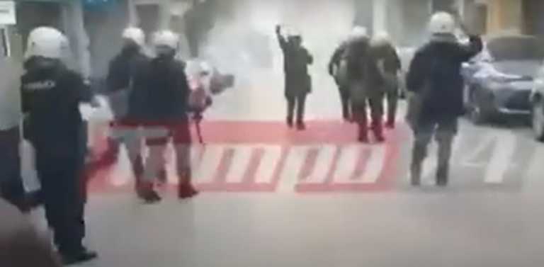 Πάτρα: Σοβαρά επεισόδια σε πορεία για τον Ζακ Κωστόπουλο - Πετροπόλεμος και χειροβομβίδες κρότου λάμψης