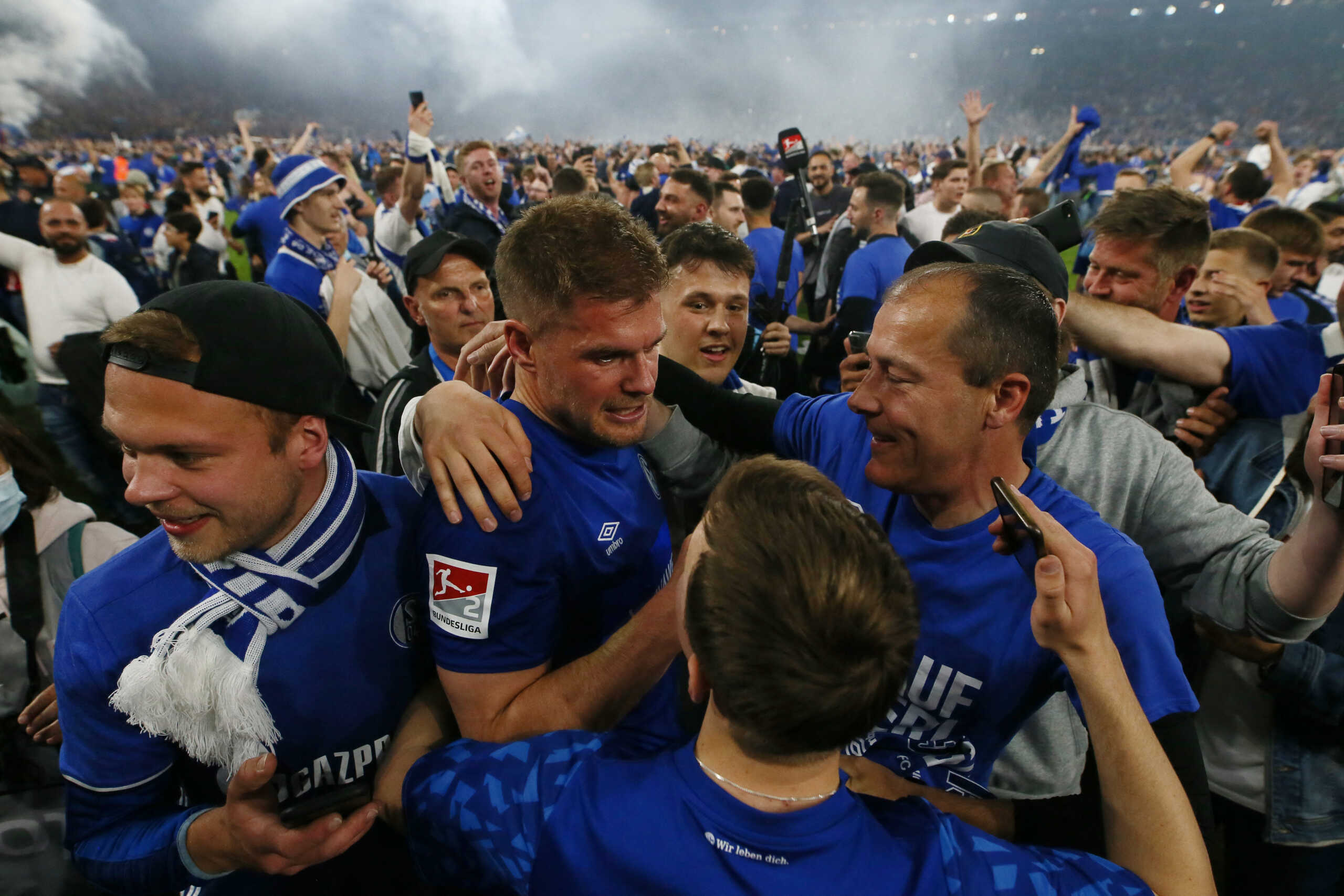 Soccer Football - 2. Bundesliga - Schalke 04 v St. Pauli - Veltins-Arena, Gelsenkirchen, Germany - May 7, 2022 Schalke 04's Simon Terodde celebrates with fans on the pitch after winning 2. Bundesliga REUTERS