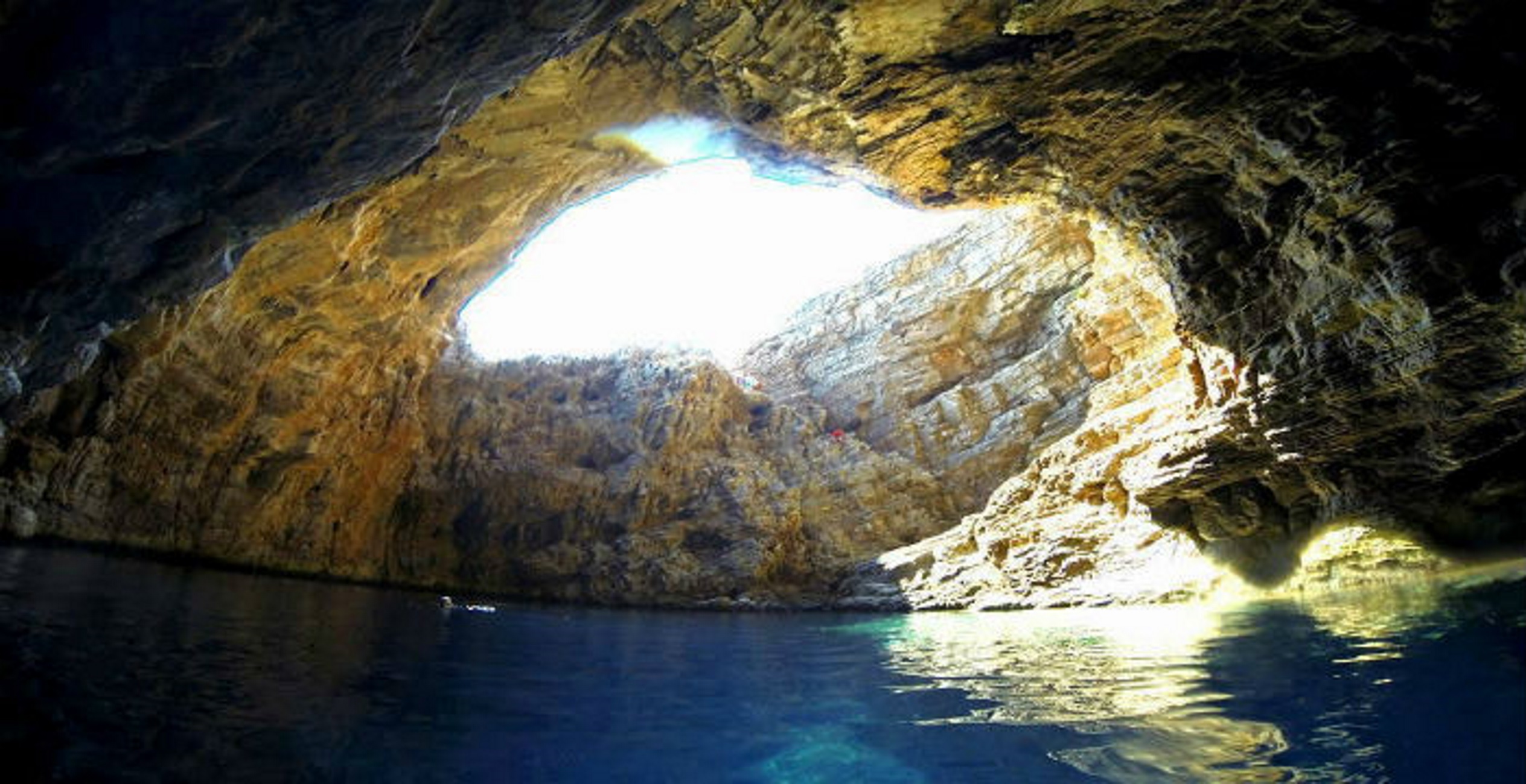 Εύβοια: Το εκπληκτικό σπήλαιο σε ένα «κρυμμένο διαμάντι» που κόβει την ανάσα με την ομορφιά του