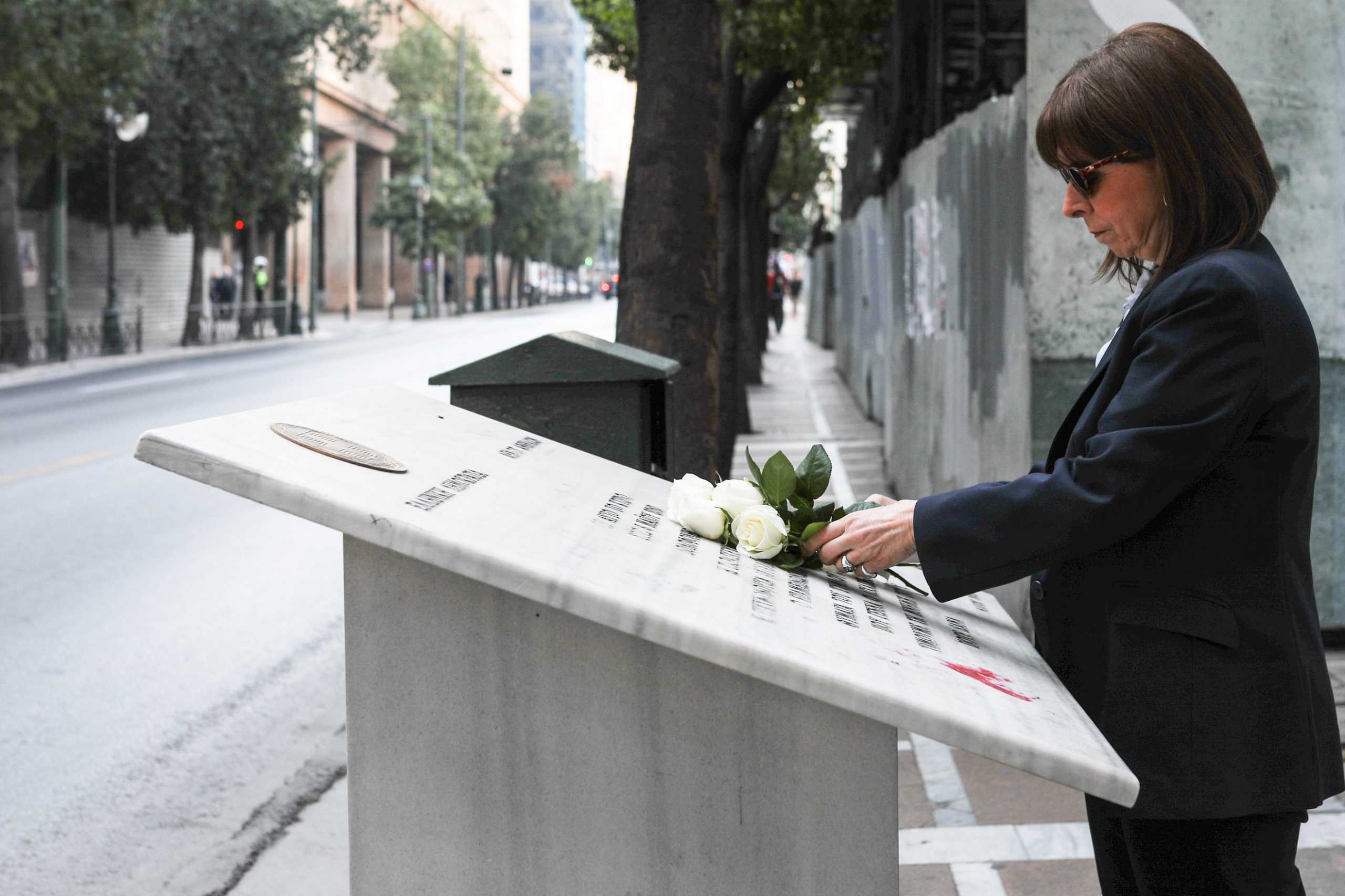 Στο μνημείο για τα θύματα της Marfin η Κατερίνα Σακελλαροπούλου