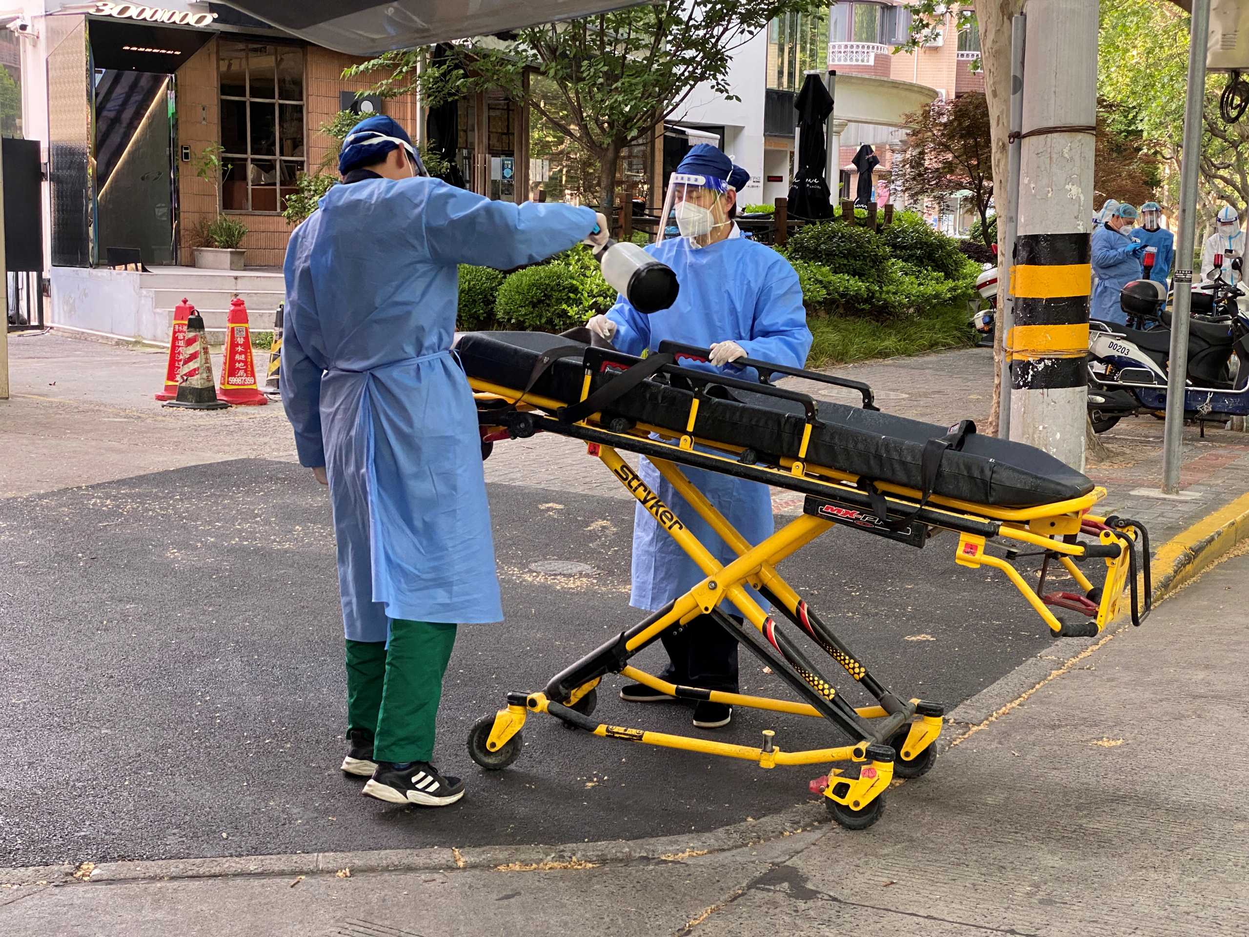 Σανγκάη: «Πέθαναν» ασθενή κορονοϊού και τον έβαλαν ζωντανό σε σακούλα – «Μην τον καλύψεις πάλι»