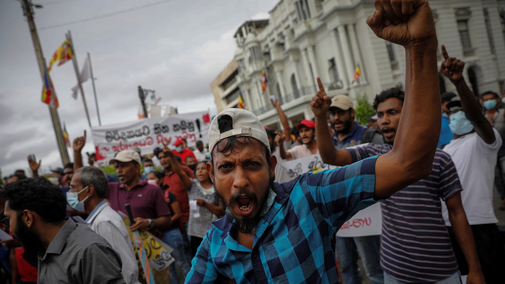 H Σρι Λάνκα ξέμεινε από βενζίνη – Βίαιες διαδηλώσεις για την παγκόσμια «πρωτιά»