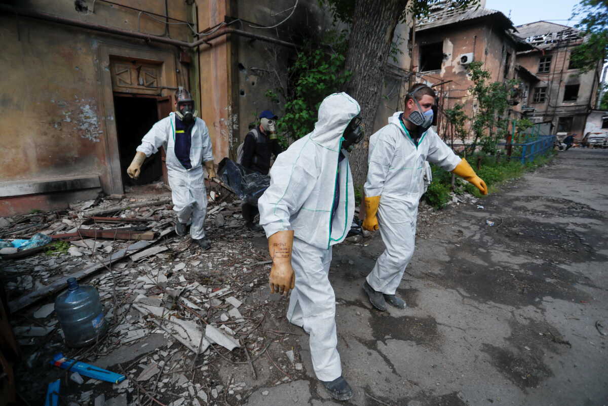 Εφιάλτης δίχως τέλος στη Μαριούπολη: Αναφορές ότι βρέθηκαν πάνω από 200 πτώματα σε υπόγειο γκρεμισμένου κτιρίου