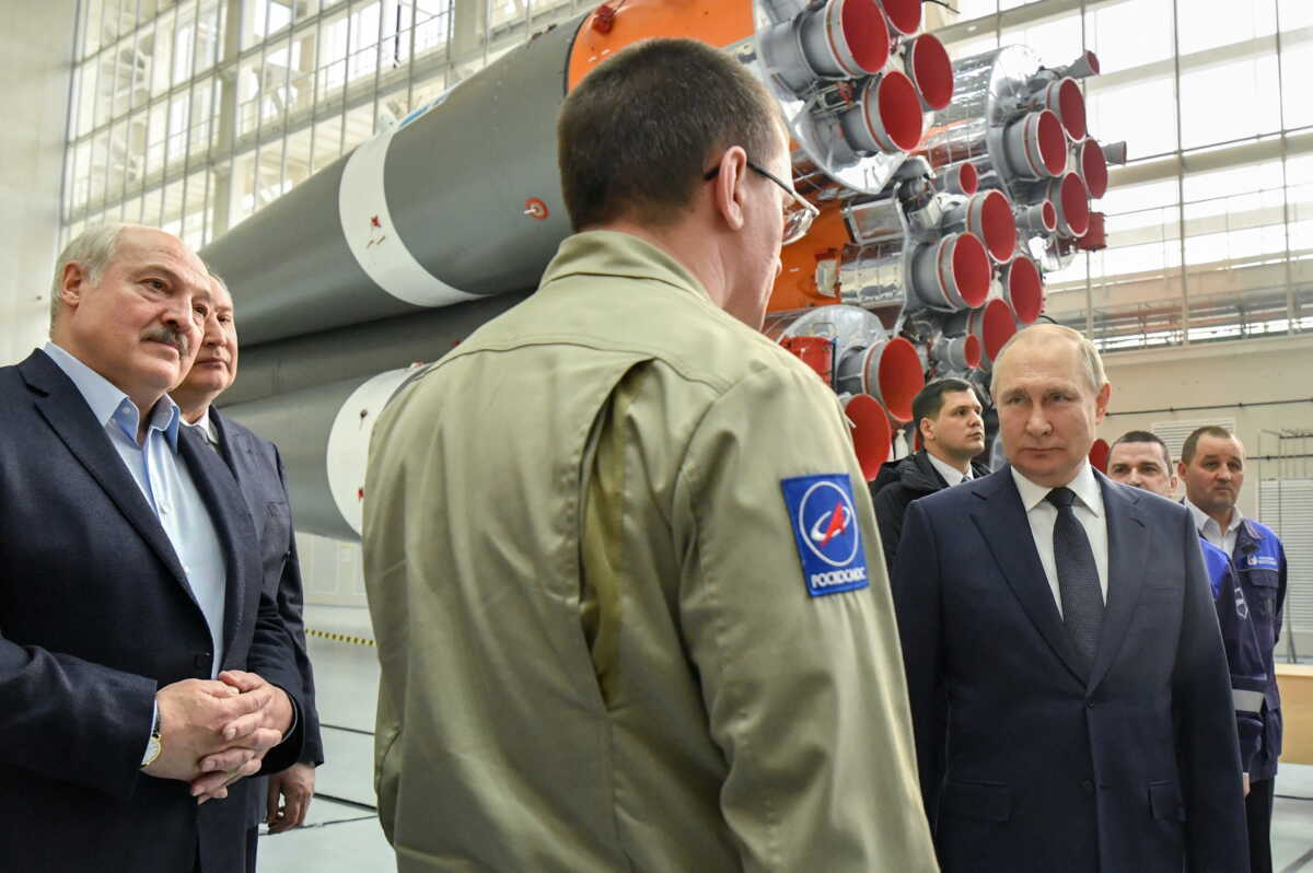 Πόλεμος στην Ουκρανία: Ο Λουκασένκο πήρε από τον Πούτιν S-400 και πυραύλους Iskander