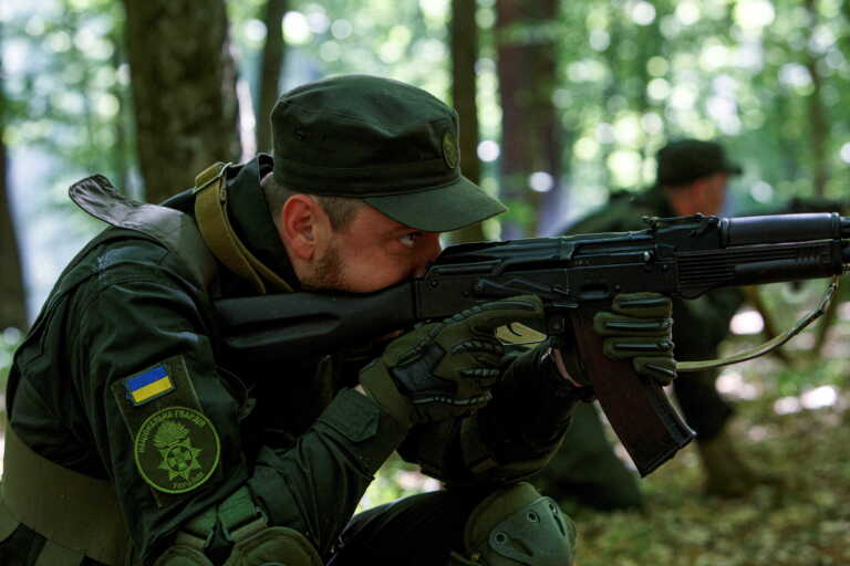 Der Spiegel: Η ΕΕ συμφώνησε να εκπαιδεύσει Ουκρανούς στρατιώτες