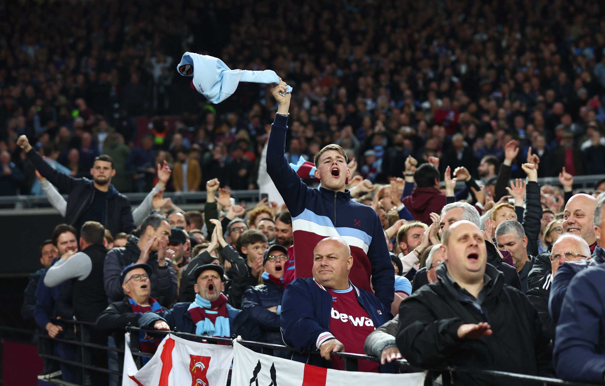 Soccer Football - Europa League - Semi Final - First Leg - West Ham United v Eintracht Frankfurt - London Stadium, London, Britain - April 28, 2022 West Ham United fans REUTERS