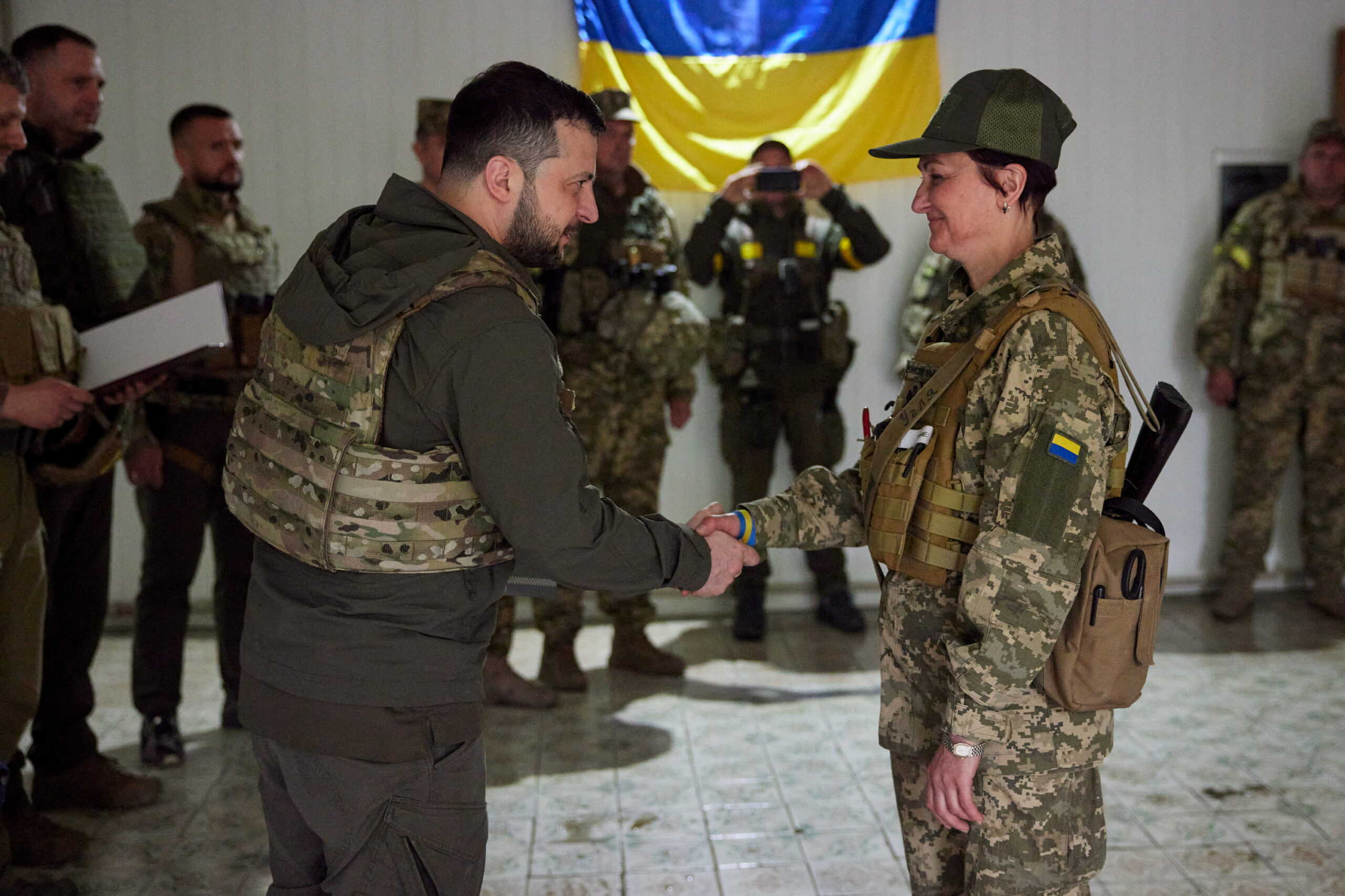 Ουκρανία: Με τους στρατιώτες που μάχονται στην πρώτη γραμμή του Χαρκόβου ο Ζελένσκι