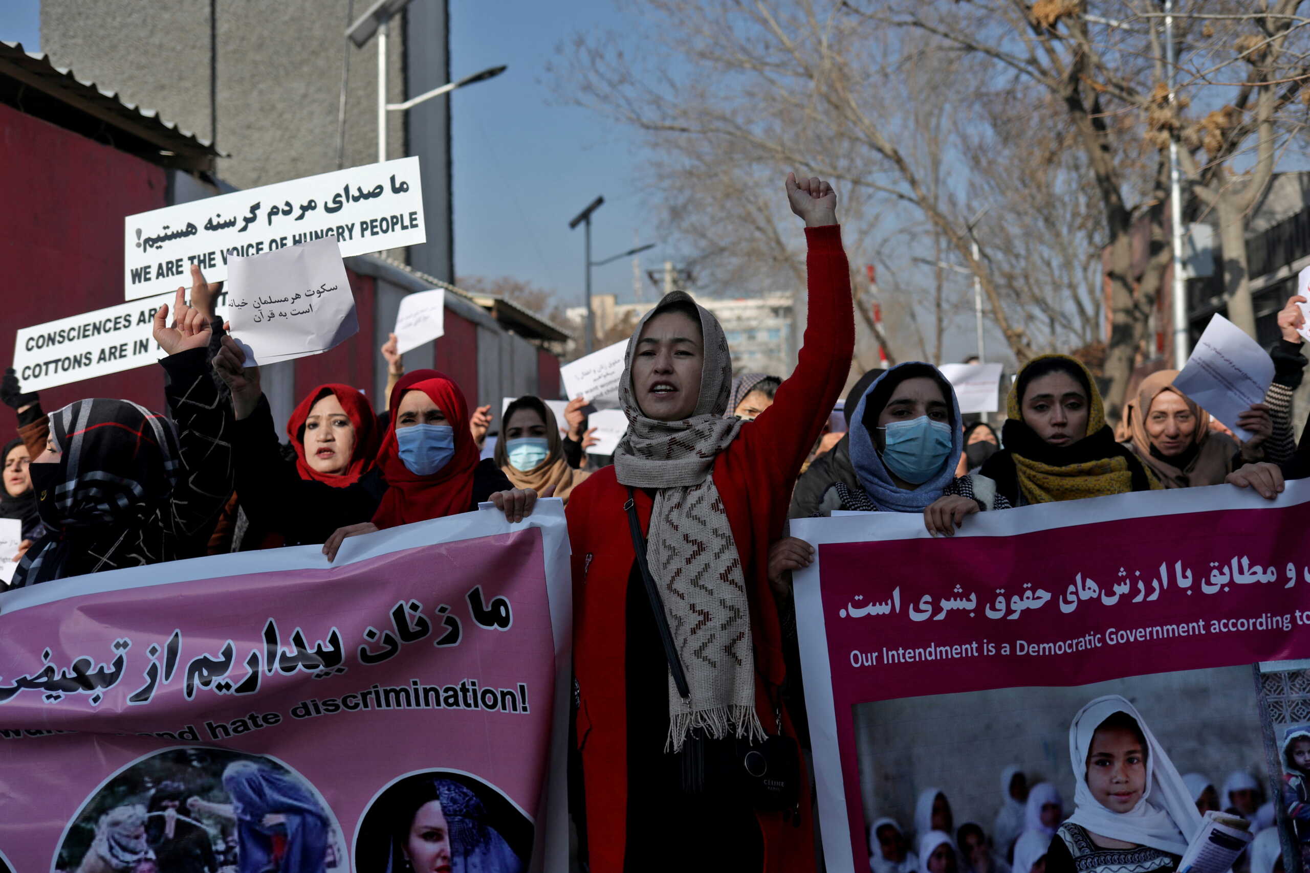 Αφγανιστάν: 10 θαρραλέες γυναίκες διαδήλωσαν χωρίς μπούρκα στην μέση του δρόμου