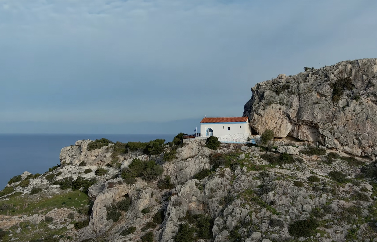 Το άγνωστο εκκλησάκι κοντά στην Αττική με θέα που προκαλεί δέος