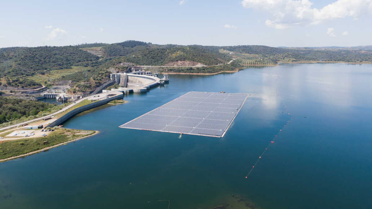 Πορτογαλία: Το μεγαλύτερο πλωτό ηλιακό πάρκο στην Ευρώπη μπαίνει σε λειτουργία τον Ιούλιο