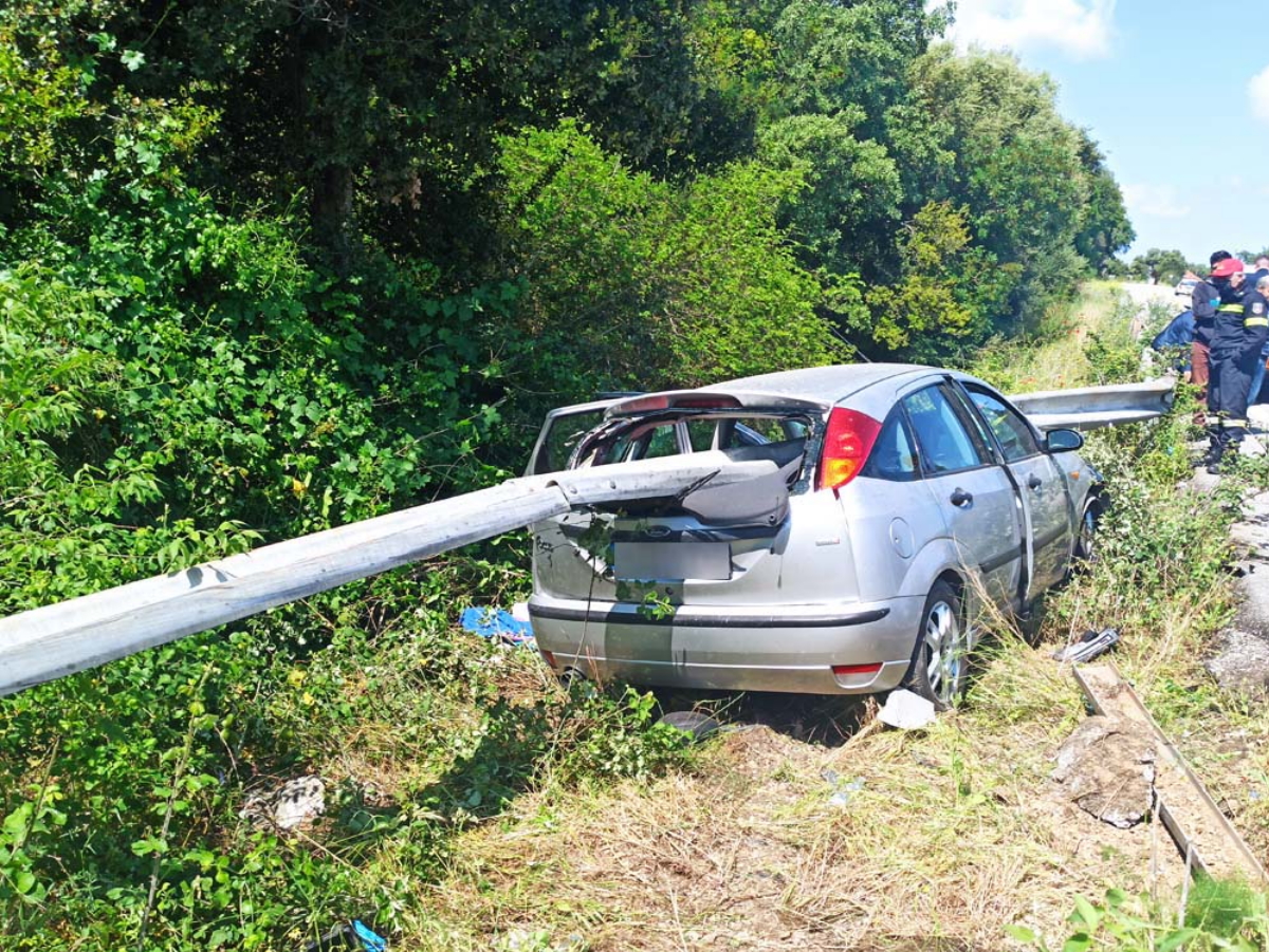 Σοκαριστικό τροχαίο στην Αμφιλοχία – Μπάρες «διαπέρασαν» αυτοκίνητο – Πληροφορίες για έναν νεκρό