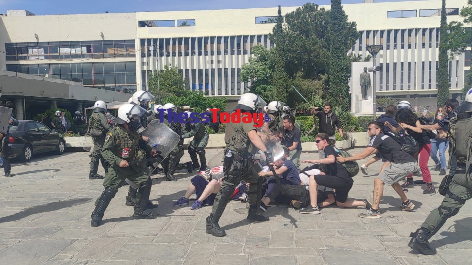 Σκληρή κόντρα ΝΔ – ΣΥΡΙΖΑ για τα επεισόδια στο ΑΠΘ