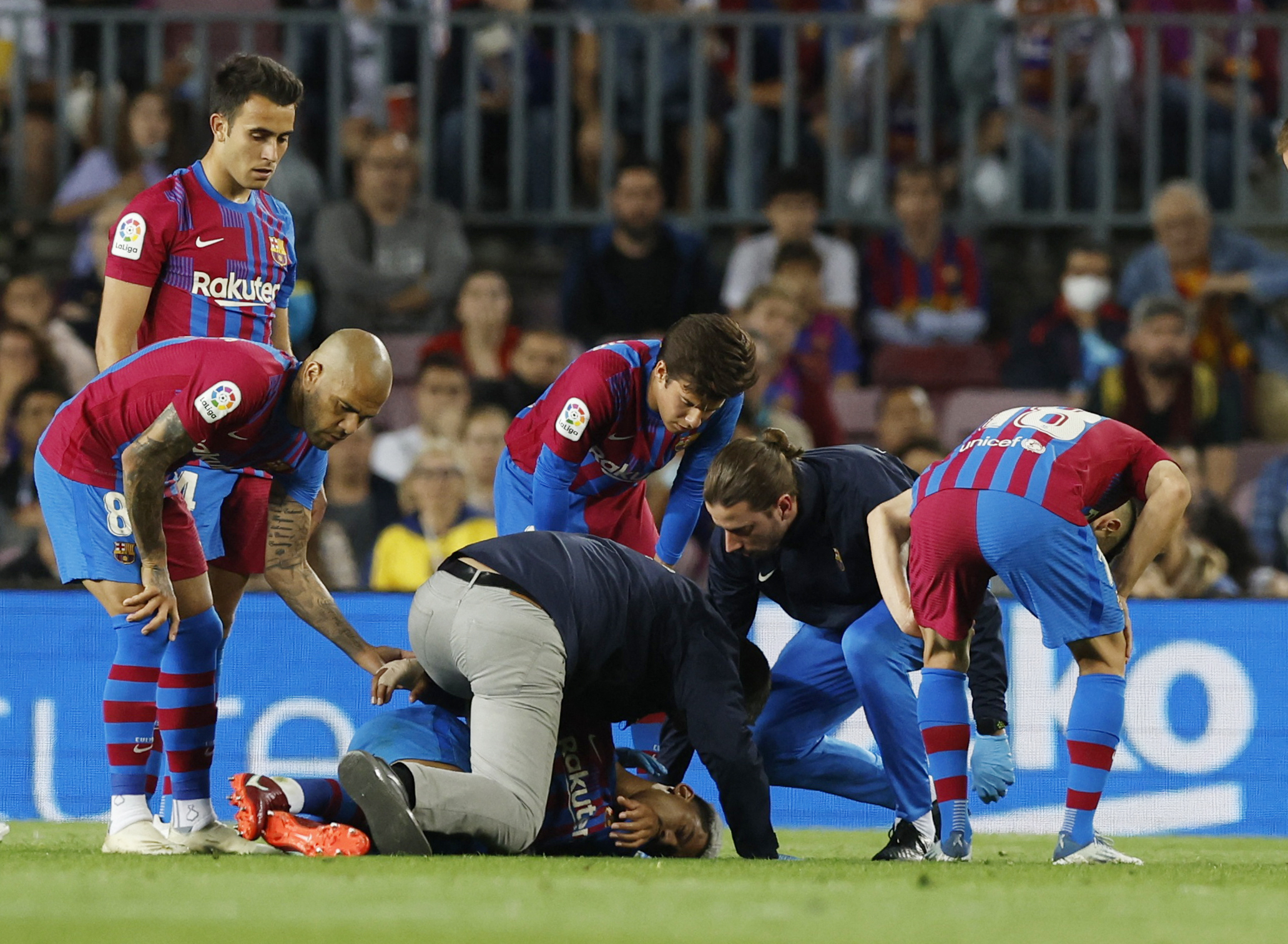Soccer Football - LaLiga - FC Barcelona v Celta Vigo - Camp Nou, Barcelona, Spain - May 10, 2022 FC Barcelona's Ronald Araujo receives medical attention after sustaining an injury REUTERS