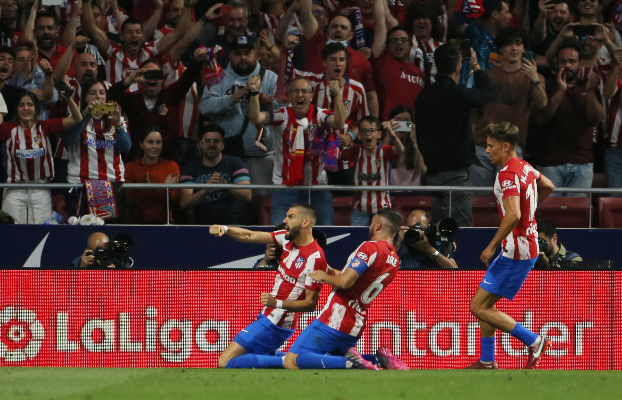 Soccer Football - Spain - LaLiga - Atletico Madrid v Real Madrid - Wanda Metropolitano, Madrid, Spain - May 8, 2022 Atletico Madrid's Yannick Carrasco celebrates scoring their first goal with Koke and Marcos Llorente REUTERS