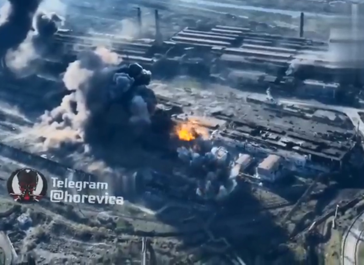 Ανηλεείς βομβαρδισμούς και μάχες σώμα με σώμα στο Azovstal αναφέρουν οι Ουκρανοί, παρά τις διαψεύσεις του Κρεμλίνου