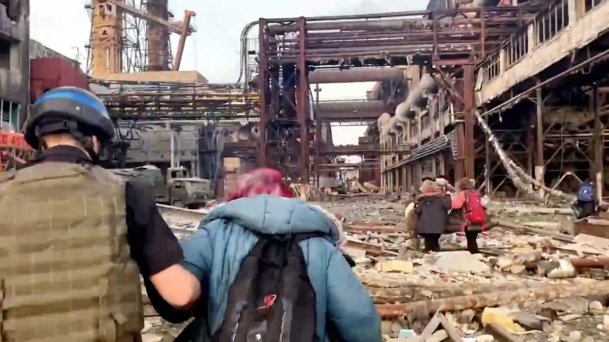 Πόλεμος στην Ουκρανία: Βομβαρδίζουν ξανά το Azovstal – Συγκινητικές εικόνες από την εκκένωση αμάχων