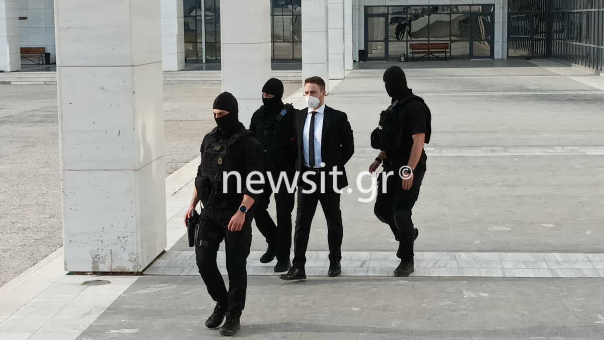 Μπάμπης Αναγνωστόπουλος: Ατάραχος αποχώρησε από το δικαστήριο μετά την απόφαση για τα ισόβια