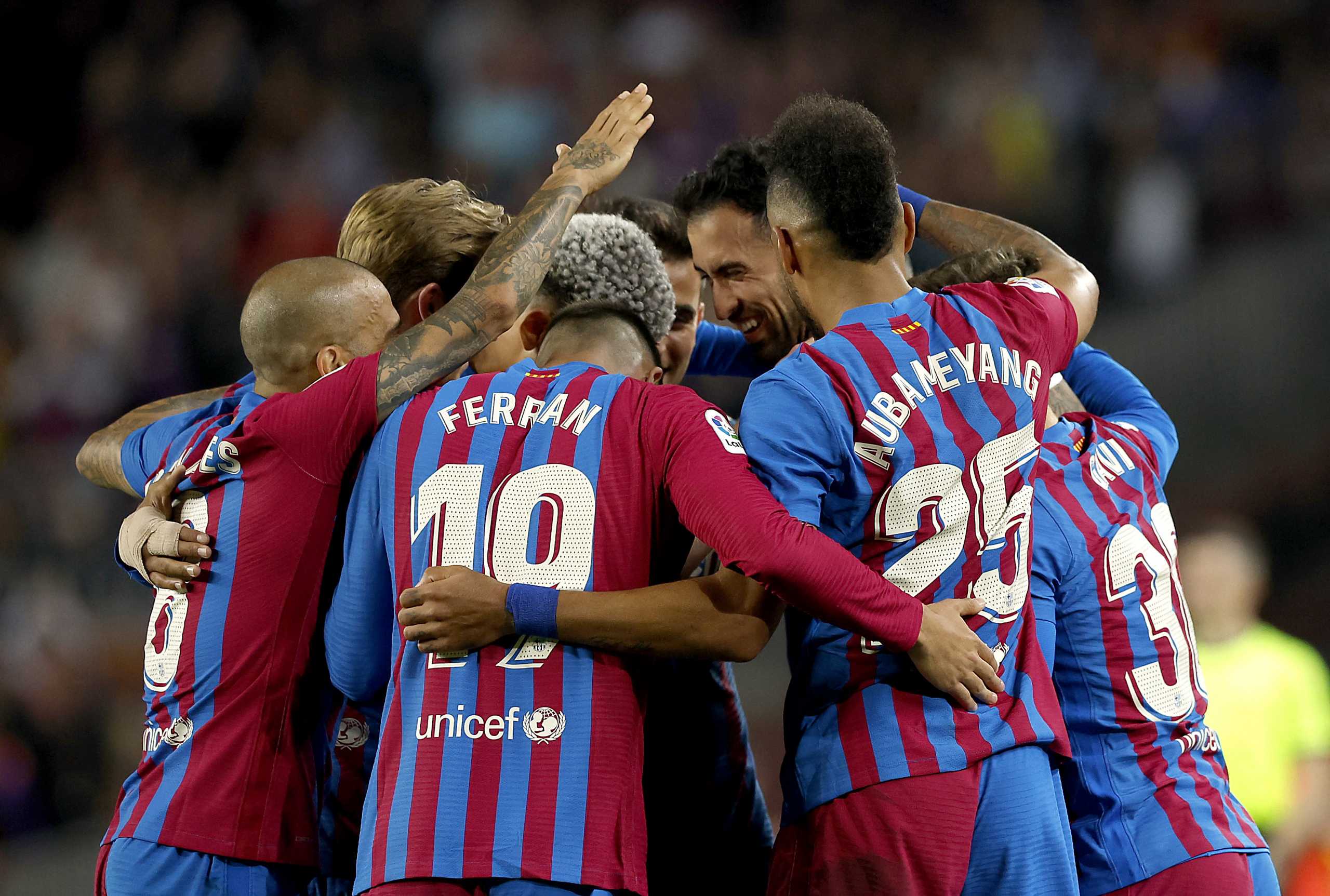 Soccer Football - LaLiga - FC Barcelona v RCD Mallorca - Camp Nou, Barcelona, Spain - May 1, 2022 FC Barcelona's Sergio Busquets celebrates scoring their second goal with teammates REUTERS