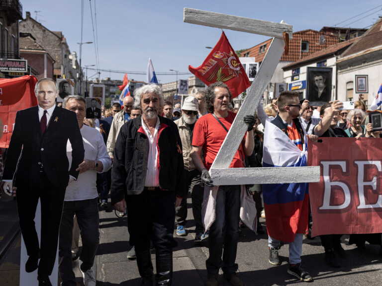 Σερβία: Με το σύμβολο Ζ και ομοιώματα του Πούτιν η παρέλαση για την Ημέρα της Νίκης στο Βελιγράδι