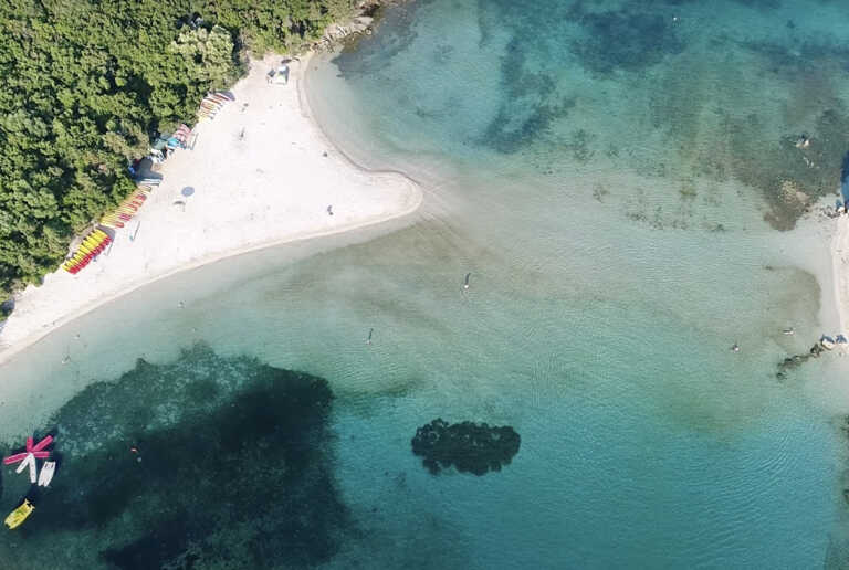 Μπέλλα Βράκα: Αυτή είναι η παραλία με το αστείο όνομα και την απαράμιλλη ομορφιά