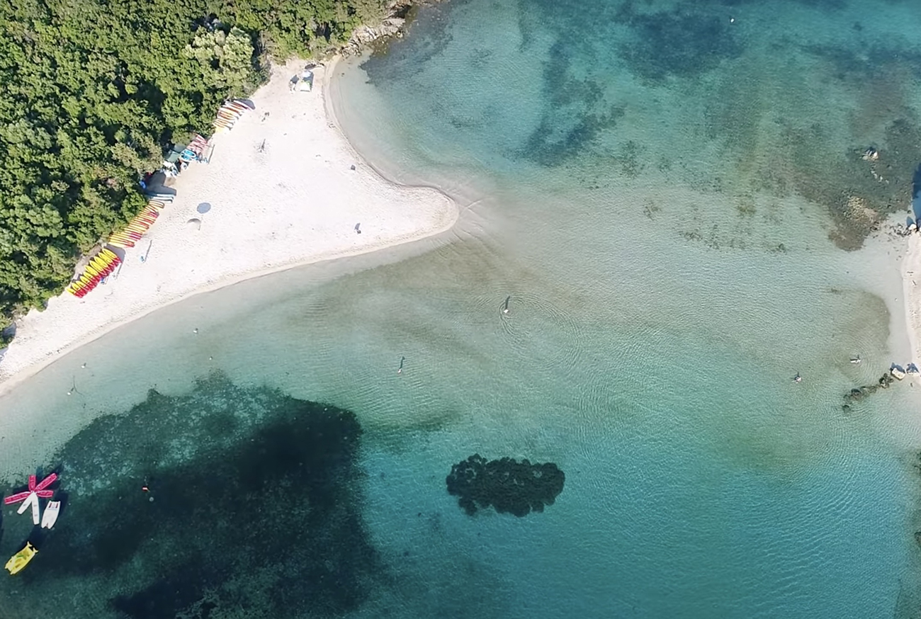 Μπέλλα Βράκα: Η παραλία με το αστείο όνομα και την απαράμιλλη ομορφιά