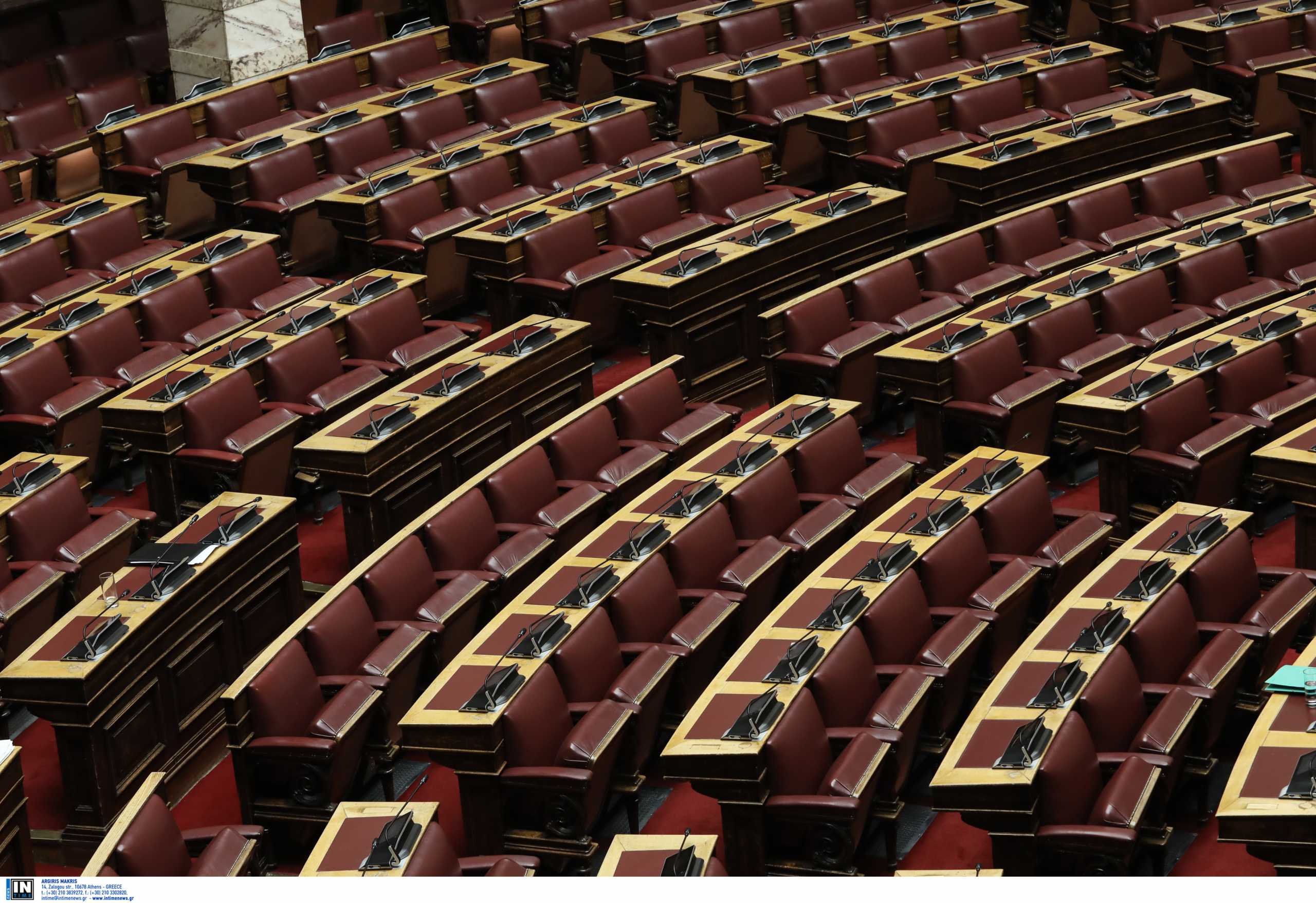 Χαλαρώνουν τα μέτρα για τον κορονοϊό στη Βουλή- Παραμένει η μάσκα