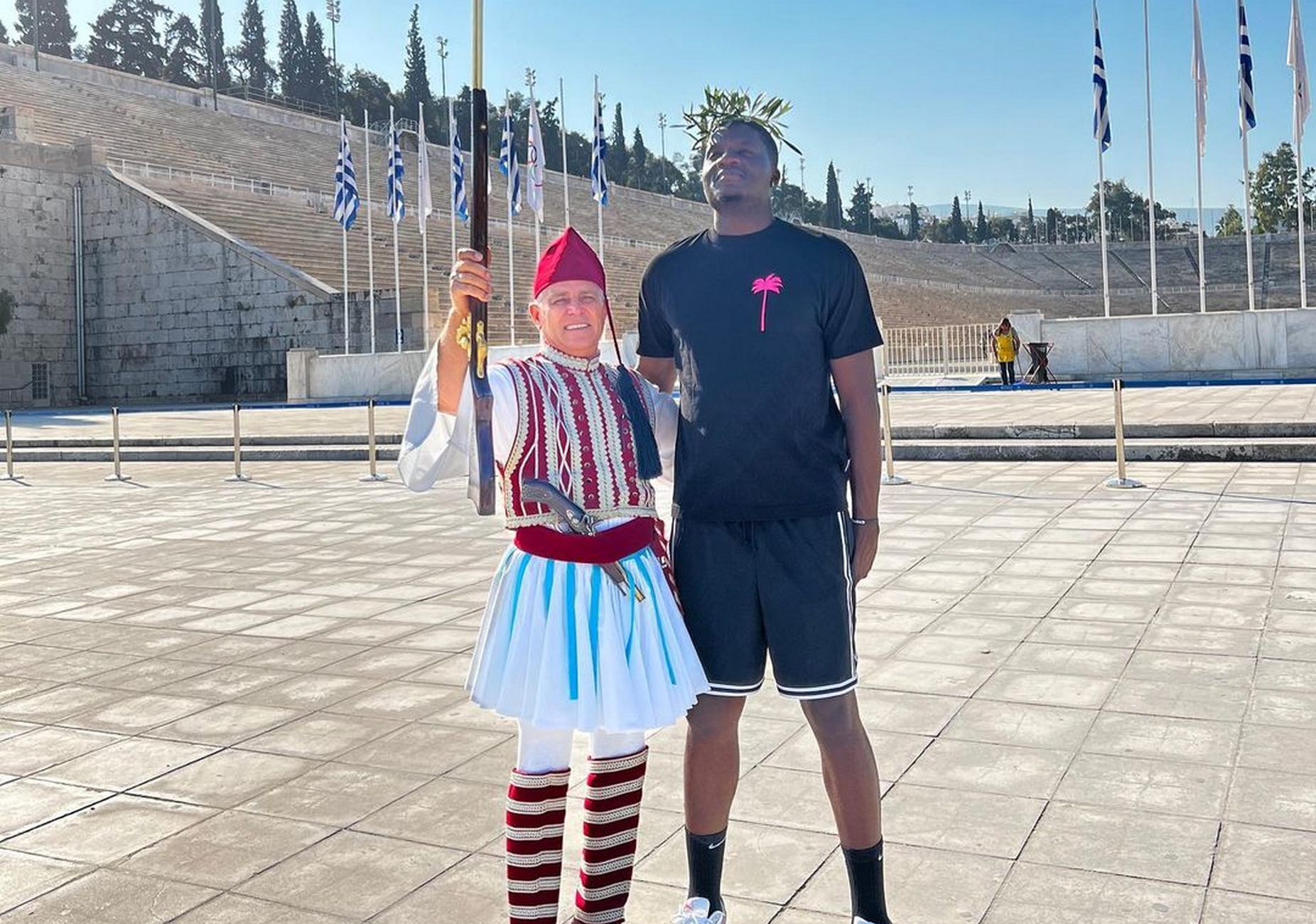 Ο Καπέλα στην Ελλάδα: Ο παίκτης του NBA φωτογραφήθηκε με τσολιά