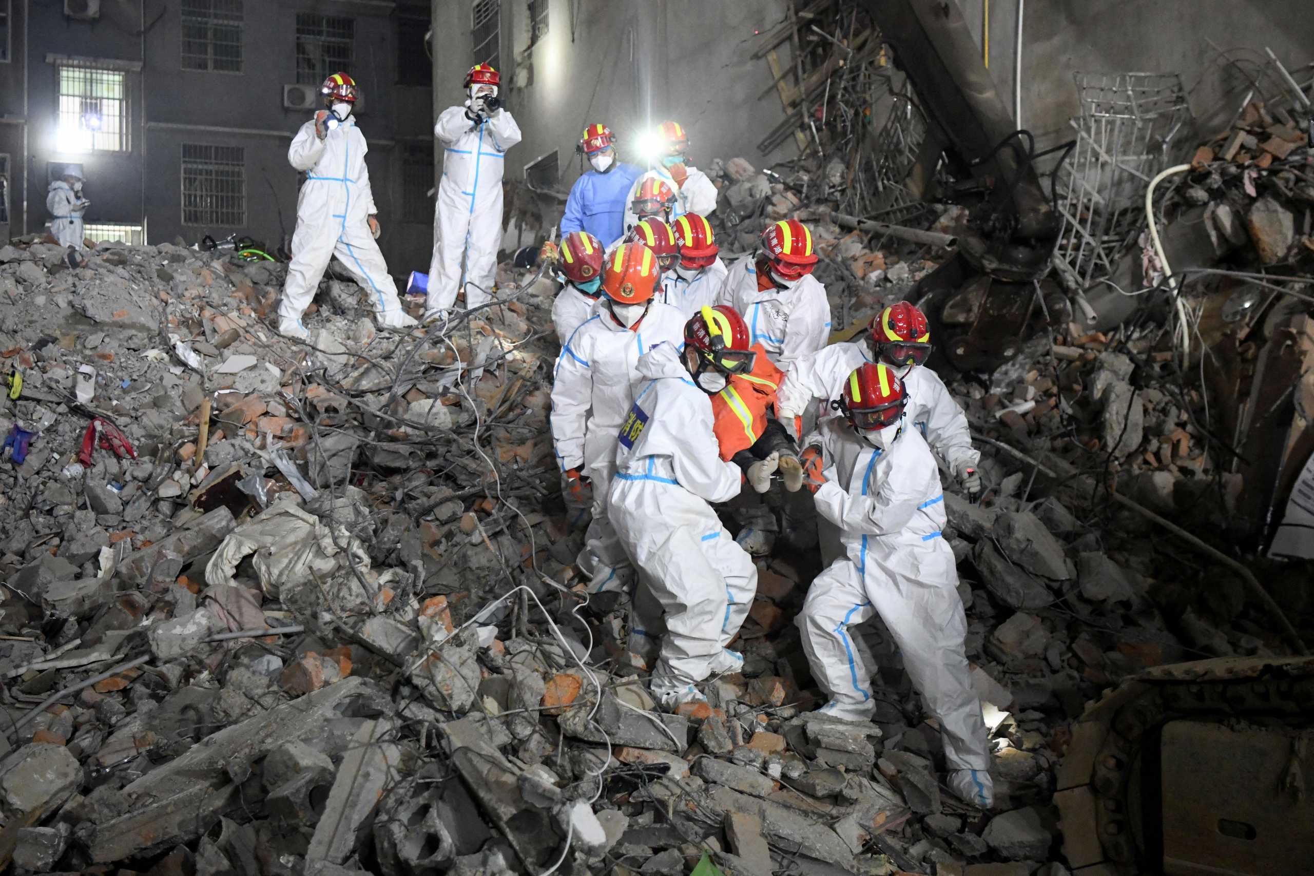 Rescue workers carry a survivor on a stretcher more than 131 hours after a building collapsed in Changsha, Hunan province, China, early May 5, 2022. cnsphoto via REUTERS   ATTENTION EDITORS - THIS IMAGE WAS PROVIDED BY A THIRD PARTY. CHINA OUT.