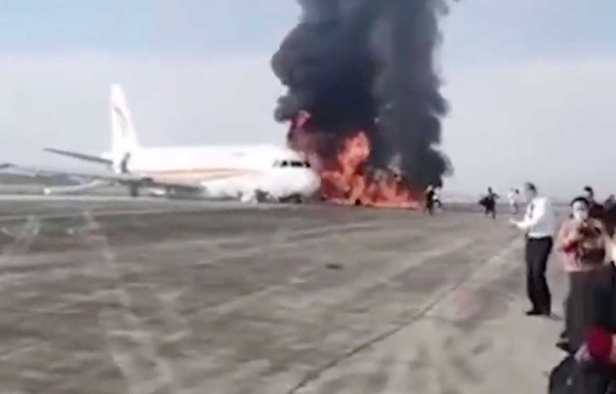Κίνα: Αεροπλάνο βγήκε από τον διάδρομο και έπιασε φωτιά – Εικόνες πανικού