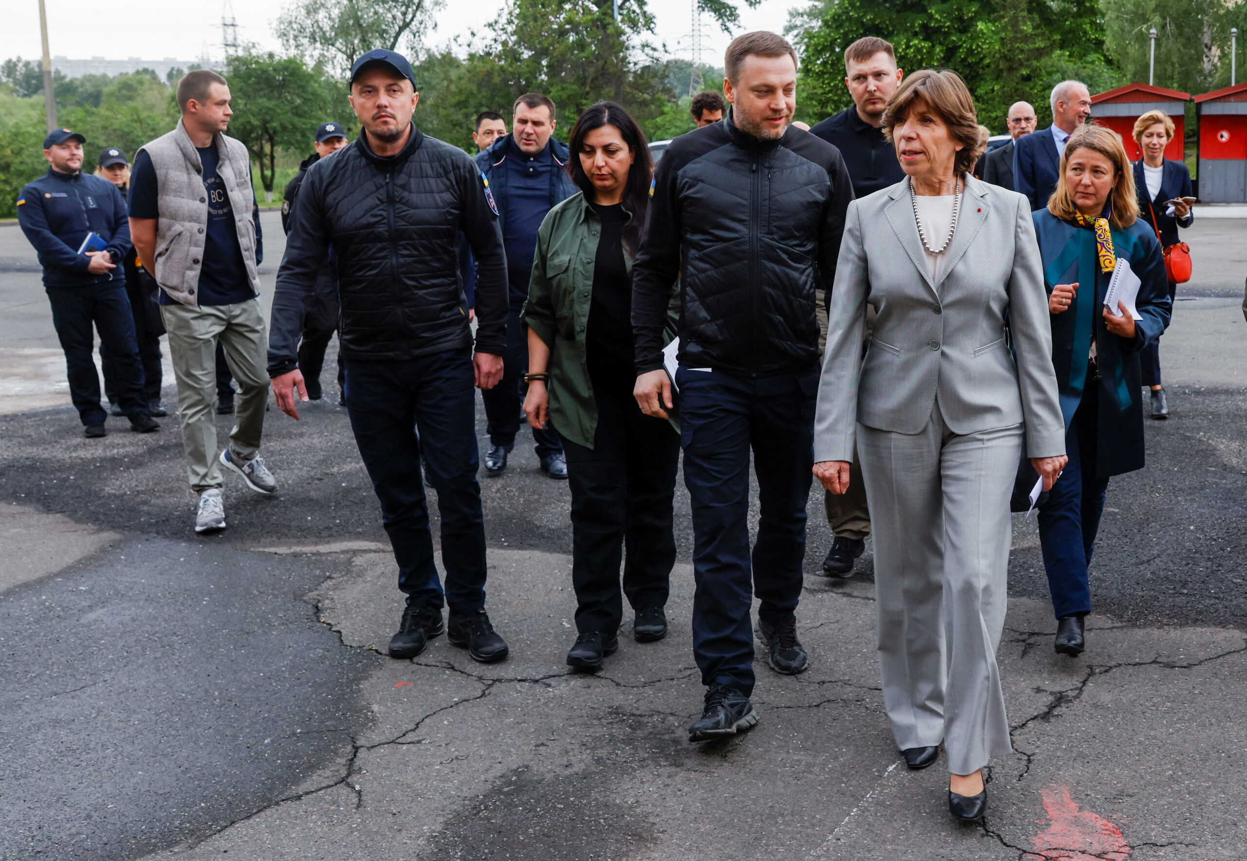 Ουκρανία: «Αντιμέτωπη» με εγκλήματα πολέμου η Γαλλίδα ΥΠΕΞ κατά την επίσκεψή της στο Κίεβο
