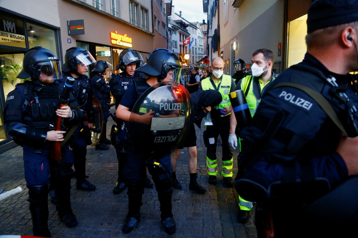 Ελβετία: Συγκρούσεις διαδηλωτών με αστυνομικούς ενόψει του Παγκόσμιου Οικονομικού Φόρουμ στο Νταβός