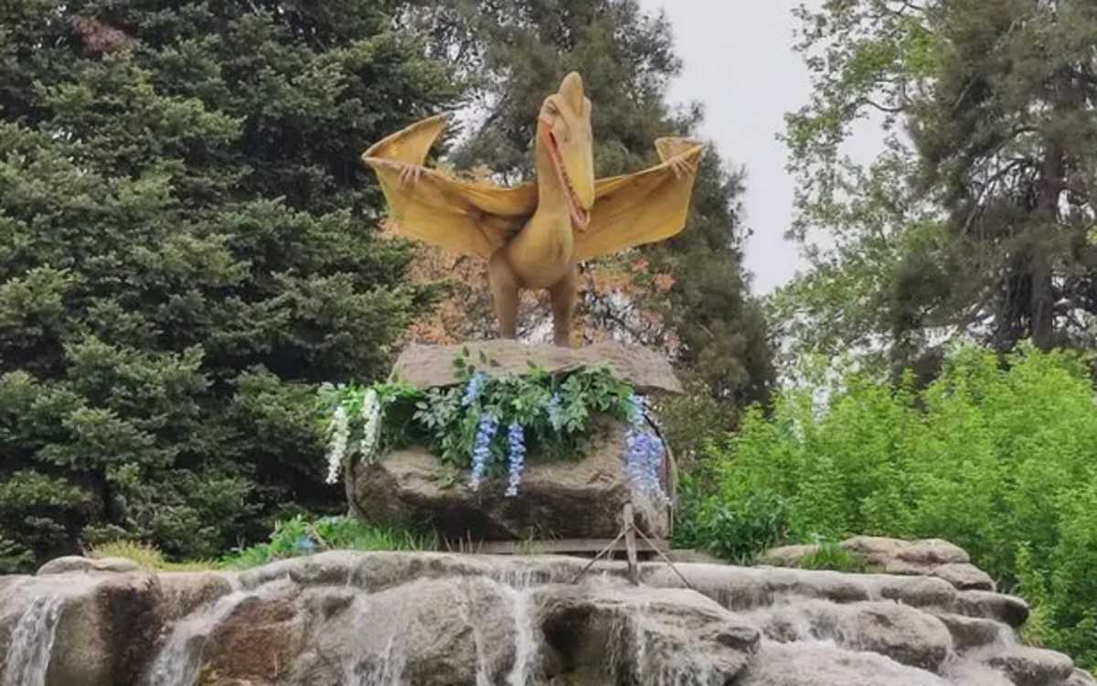 Κατερίνη: Οι τεράστιοι δεινόσαυροι που μοιάζουν να έχουν «ζωντανέψει» μέσα στο δημοτικό πάρκο της πόλης