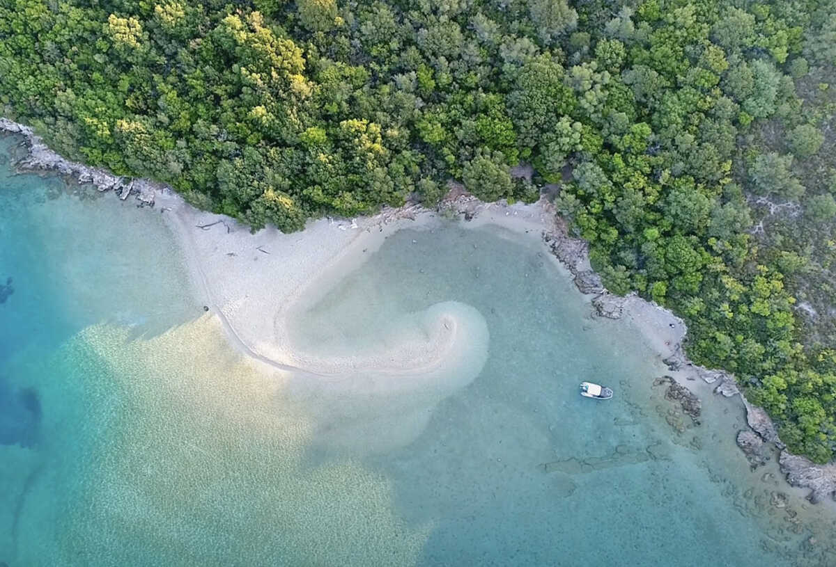 Διαπόρι: Η παραλία με το παράξενο σχήμα, όπου μπορείς να επιλέξεις και τη θερμοκρασία του νερού