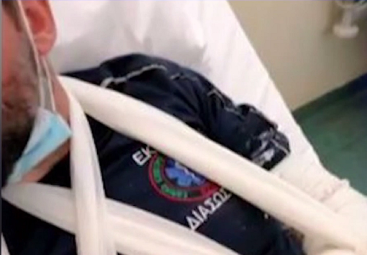 Σαλαμίνα: «Έχω τρόμο, ήταν δολοφονική επίθεση» – Συγκλονίζει ο διασώστης του ΕΚΑΒ που ασθενής του έσπασε τα χέρια