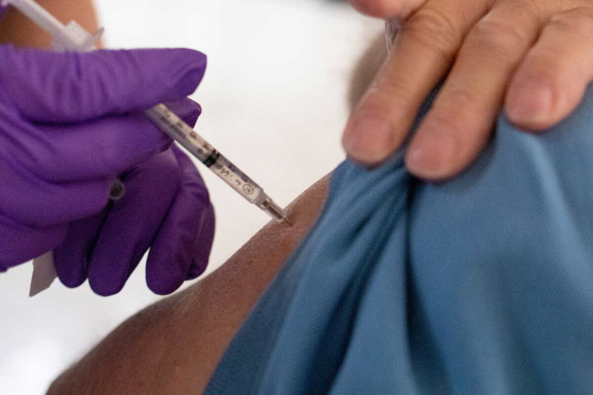 ECDC για πανδημία: Δεν έχει τελειώσει, να εμβολιαστούν οι άνω των 60 – Άγνωστος Χ η νέα παραλλαγή