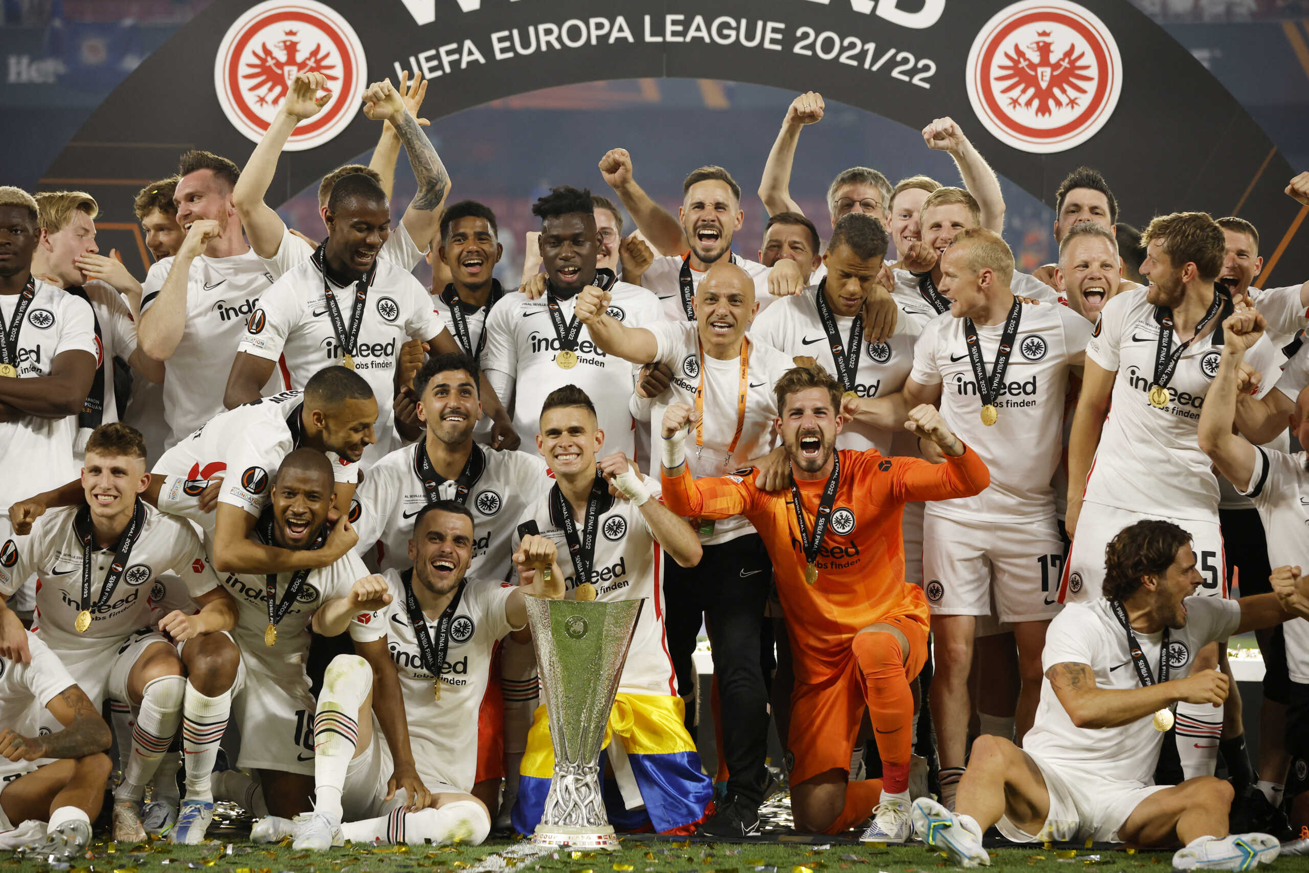 Soccer Football - Europa League - Final - Eintracht Frankfurt v Rangers - Ramon Sanchez Pizjuan, Seville, Spain - May 19, 2022 Eintracht Frankfurt's Sebastian Rode lifts the trophy as they celebrate after winning the Europa League REUTERS