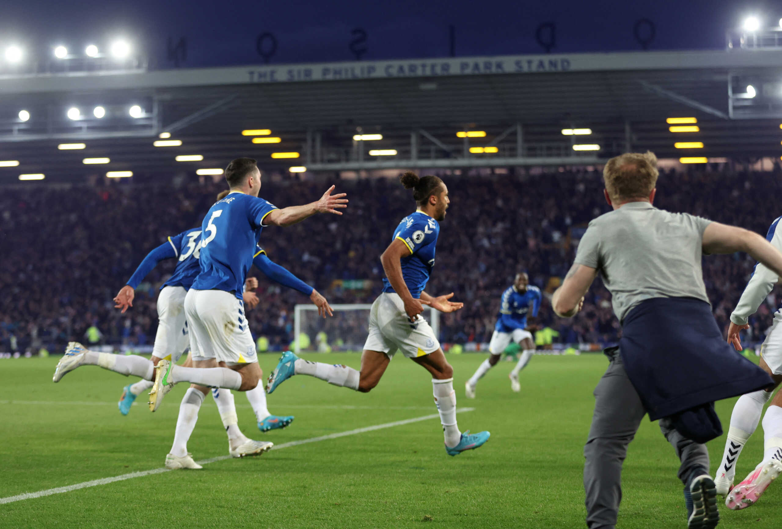 Soccer Football - Premier League - Everton v Crystal Palace - Goodison Park, Liverpool, Britain - May 19, 2022 Everton's Dominic Calvert-Lewin celebrates scoring their third goal with Michael Keane and Dele Alli Action Images via Reuters