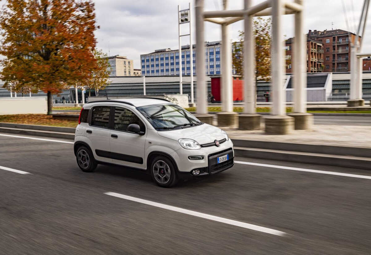 Διαθέσιμη η νέα σειρά του υβριδικού FIAT Panda από 12.900 ευρώ