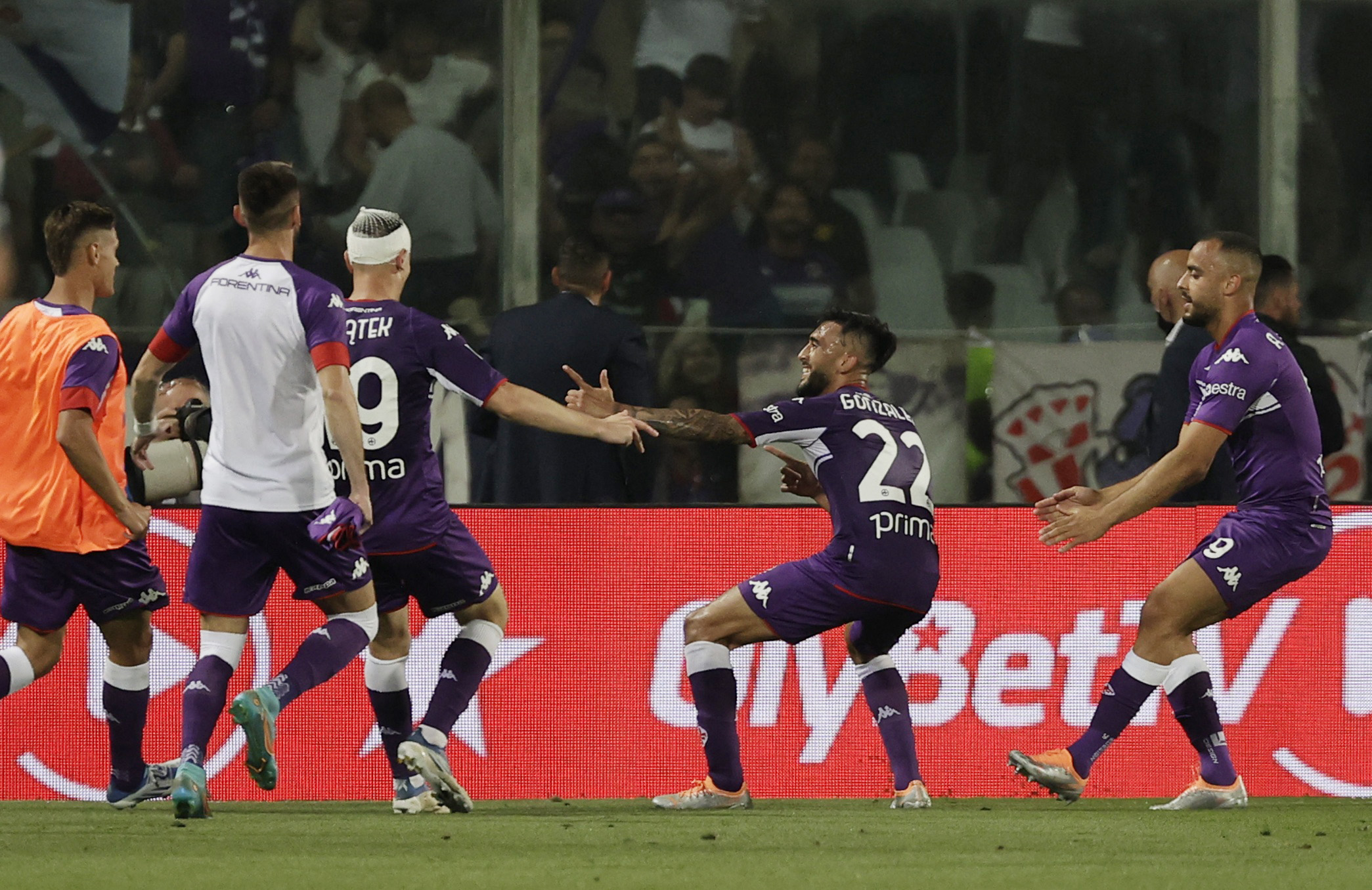 Soccer Football - Serie A - Fiorentina v Juventus - Stadio Artemio Franchi, Florence, Italy - May 21, 2022 Fiorentina's Nicolas Gonzalez celebrates scoring their second goal with teammates REUTERS