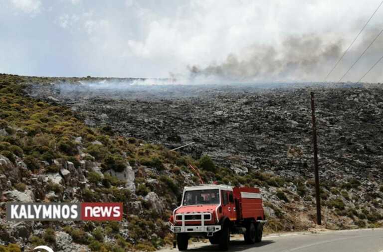 Κάλυμνος: Φωτιά στο δρόμο προς το Βαθύ στην περιοχή Βουτσάνι – Δείτε το ύψωμα που φλέγεται