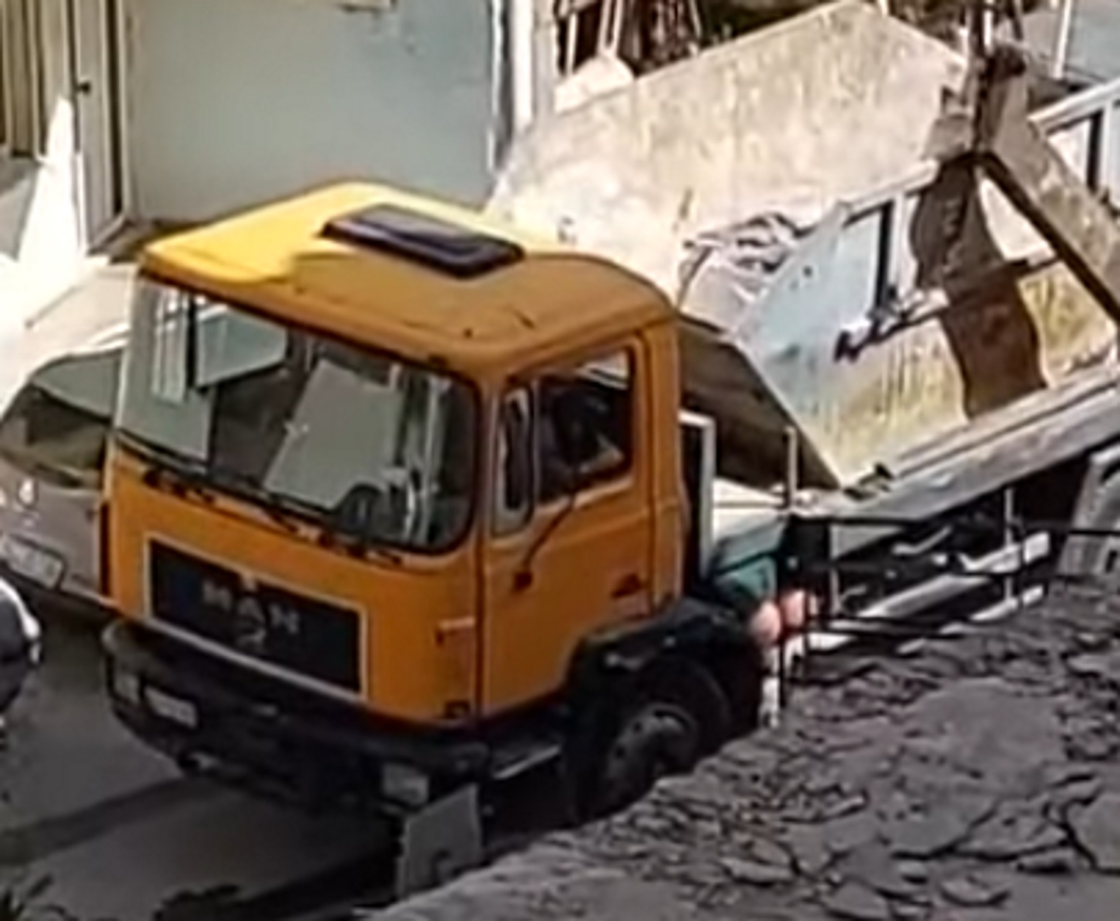 Ηράκλειο: Η στιγμή που παίρνουν με τις πέτρες οδηγό φορτηγού – Η άγρια επίθεση σε στενό της πόλης
